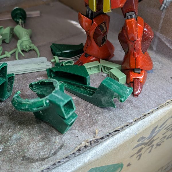 なかなか時間が取れず、今はまだこんな感じです。胴体は各パーツに分割して幅詰め、肩は2ミリ足してパテでライン慣らし、コクピットハッチを自作してくちばしみたいなカバーを可動させるかの検討中となります。まだまだ先は長そうなので、気長にお待ち下さい。（2枚目）