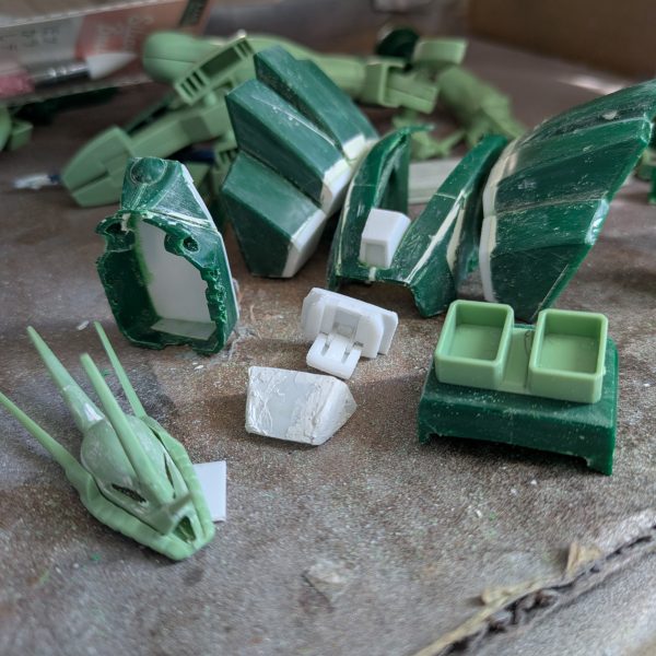 なかなか時間が取れず、今はまだこんな感じです。胴体は各パーツに分割して幅詰め、肩は2ミリ足してパテでライン慣らし、コクピットハッチを自作してくちばしみたいなカバーを可動させるかの検討中となります。まだまだ先は長そうなので、気長にお待ち下さい。（3枚目）