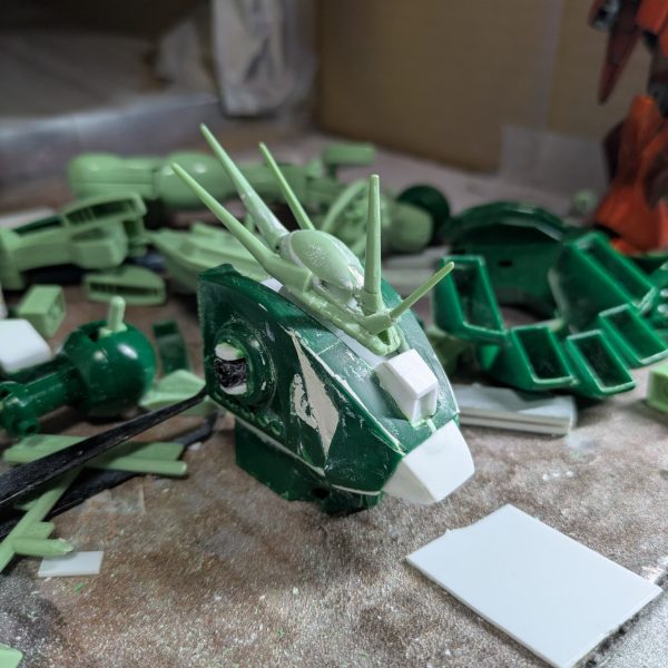 上半身に完成が見えてきました。コクピットのギミックは、スライドで再現し、ハッチオープン出来るようにしてあります。首もできて、やっと頭が乗りました。一応胸と腹は回転軸を仕込んでいます。（4枚目）