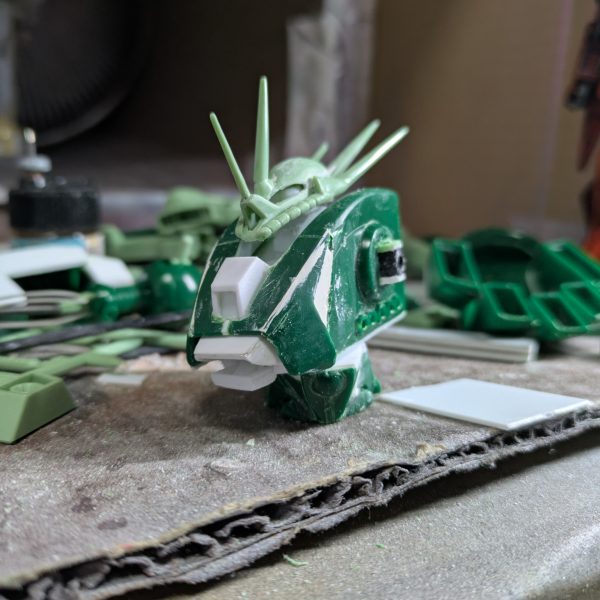 上半身に完成が見えてきました。コクピットのギミックは、スライドで再現し、ハッチオープン出来るようにしてあります。首もできて、やっと頭が乗りました。一応胸と腹は回転軸を仕込んでいます。（2枚目）