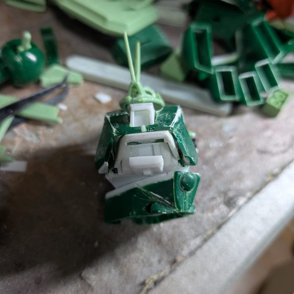 上半身に完成が見えてきました。コクピットのギミックは、スライドで再現し、ハッチオープン出来るようにしてあります。首もできて、やっと頭が乗りました。一応胸と腹は回転軸を仕込んでいます。（3枚目）