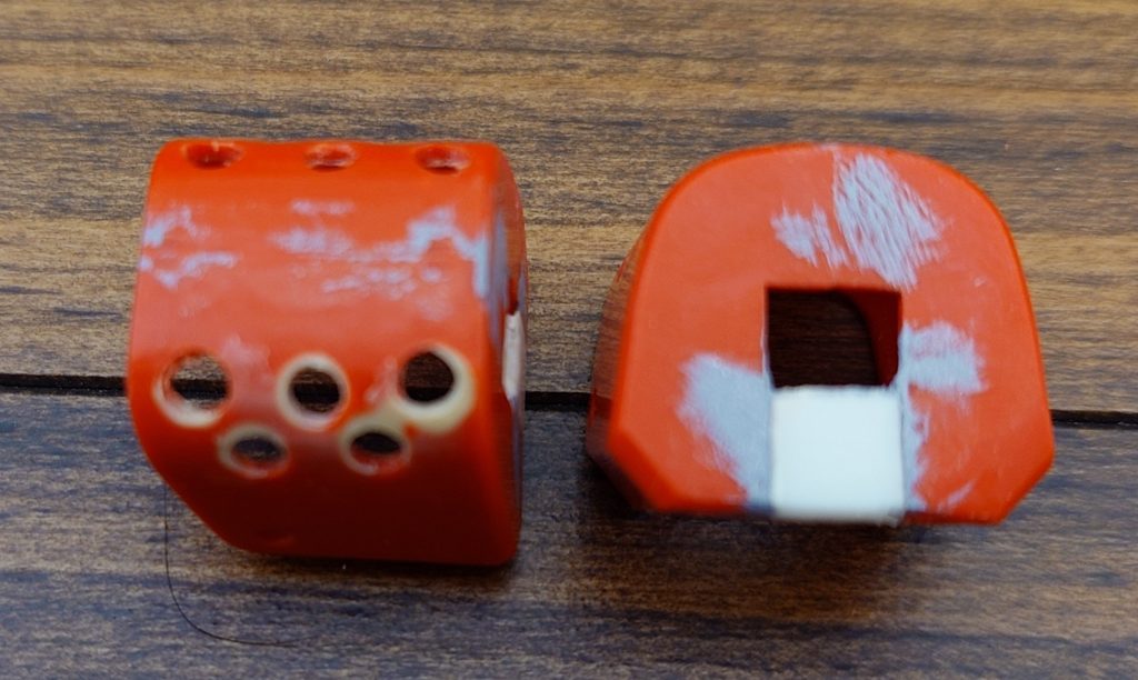 ショルダーアーマーは穴を開けて、上から被せるためるのではなく、差し込み用にプラ板で改修