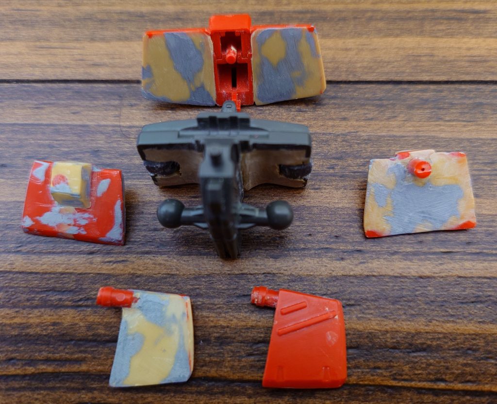 スカートが後ろと正面との２分割だったために、４分割に改修して裏をパテ埋めしました。