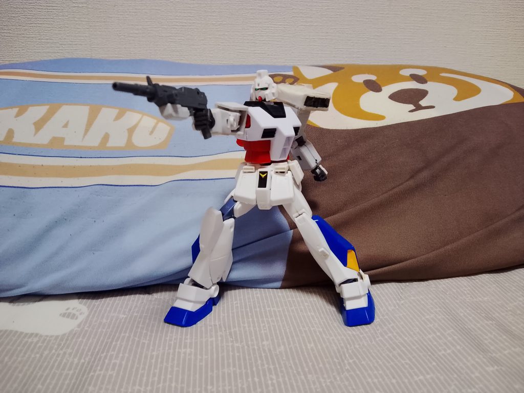 壊したガンプラから使えそうなものを使って作りました　昔ユニクロが服を買うともらえる初代ガンダムも使いました、そして厚紙でミサイルポッドを作りました