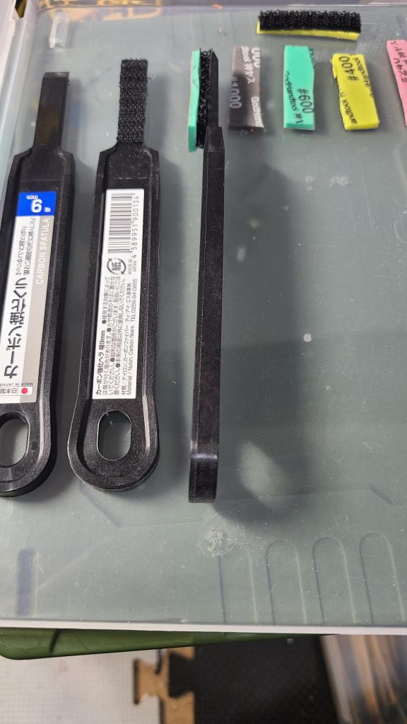 こちらは百均に売ってるカーボン強化ヘラにマジックテープを貼りゴッドハンドの神ヤスリに取り付けたものです!ゴッドハンドのFFボードも所持しているのですが小さな面をやるだけならこの方がやりやすいです!