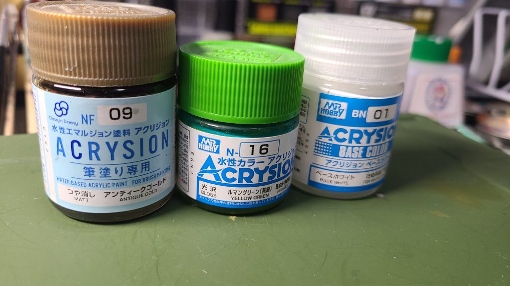 色々な方とお話する中でメインでアクリジョンを使用している方は少ないと思いました!他の塗料と比べ特に秀でた所は薄いように思えますがバスマジックリンと組み合わせる事により部分塗装がめちゃくちゃ楽になります!私は基本的にリターダーで希釈しますが水で希釈できるのも良いところです!匂いもほぼしないので「よし筆塗りしよう」と思ったら紙コップと塗料皿と水と筆位で準備や片付けがとても楽な面が強みだと思います!水性系塗料にありがちな隠蔽力の弱さも隠蔽力の高いベースカラーを混ぜることその欠点もカバー出来ます!昔は水性系塗料というと塗膜の弱いイメージが自分はありましたが完全乾燥した後であれば軽く爪で引っ掻いたくらいでは傷つかなかったりもします!お手軽に塗装したいな〜って人なら使用してみても良いと思います!上記の理由からラッカーやエナメルも使ってはいるのですがメイン塗料はアクリジョンを使っています!