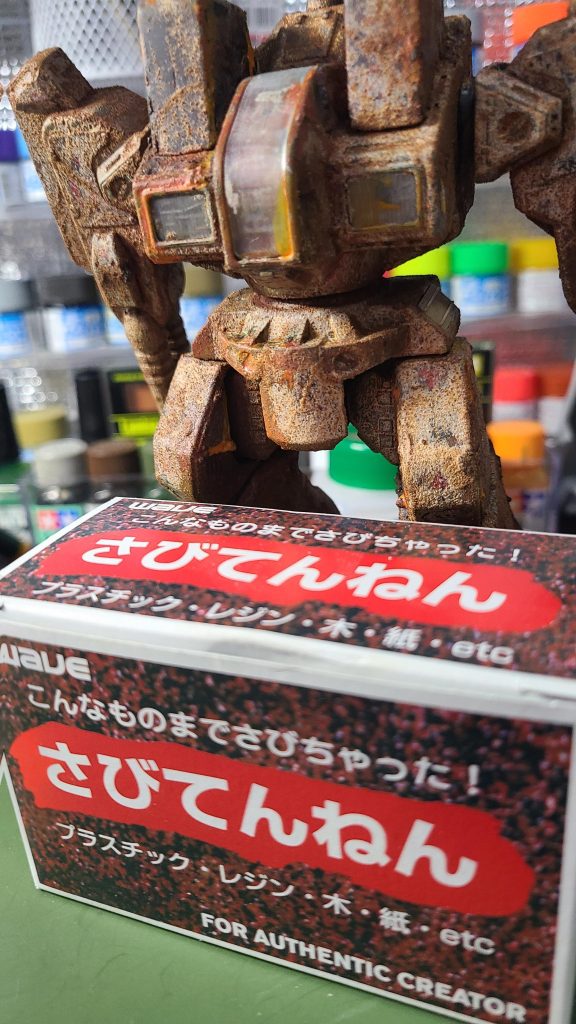 前回の展示会で沢山の方とお話をさせて頂き、案外これを知らない方がいらっしゃったので、ここの方は知ってる方が大半でしょうが紹介させて頂きます。こちらはWAVEさんから発売されている［さびてんねん］という商品なのですが二液混合する事で本物の錆を作り出すヤベェやつです！使用方法が簡単すぎてまず1液をサビさせたい場所に塗布し、乾いたら2液を塗布するだけでアラフシギ！どんなものでもサビサビです！嫌いな上司の車とかに是非(*^^*)