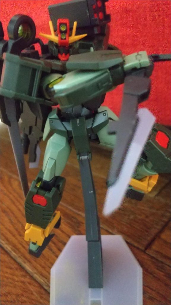 コンバットナイフを取り出し構える(ポージング…ダサい…)