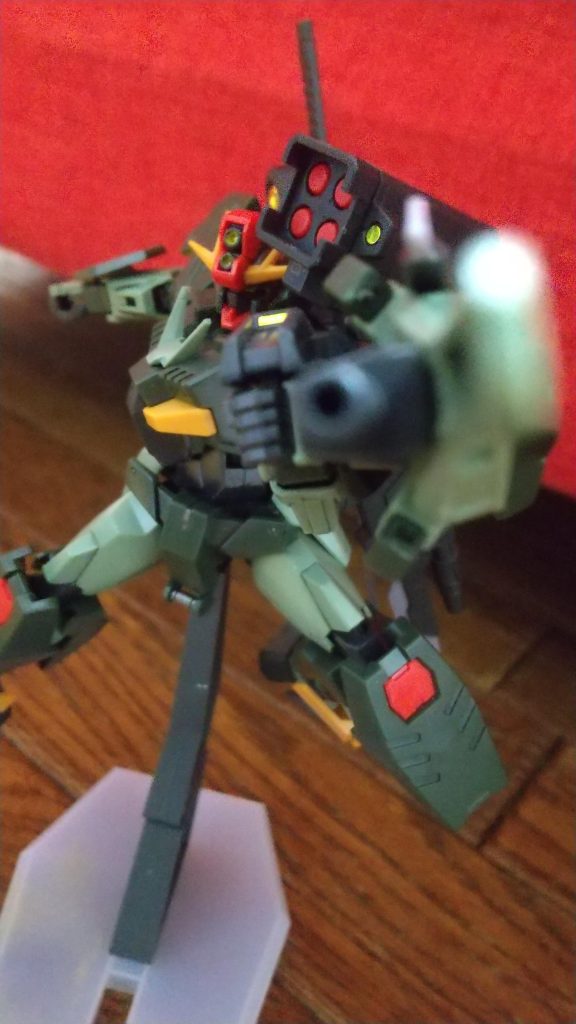 アームズシールドの大口径キャノンを構え