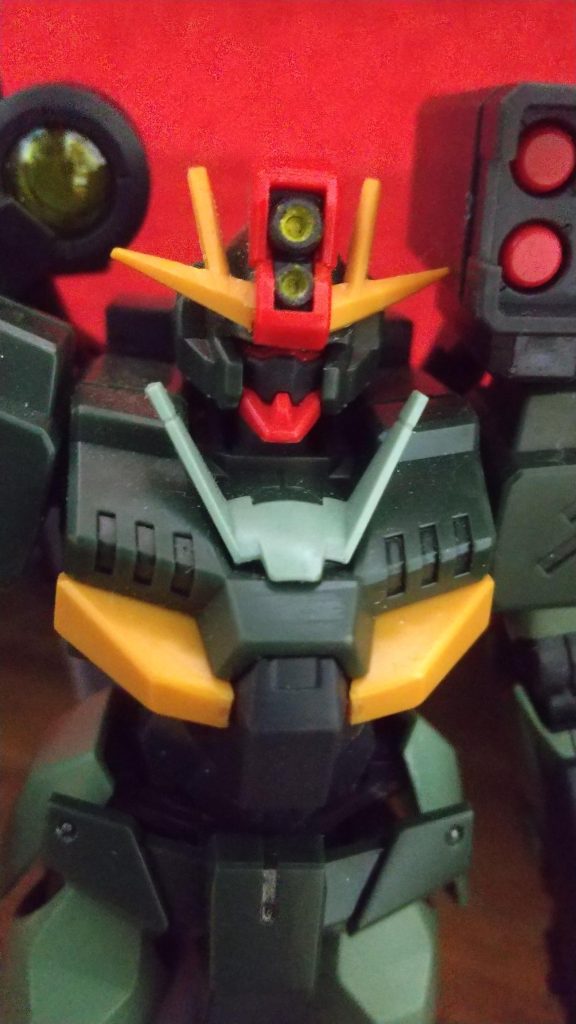 頭部のブレードアンテナ中央にある2つの窪みを原作通りに黄色に塗装。