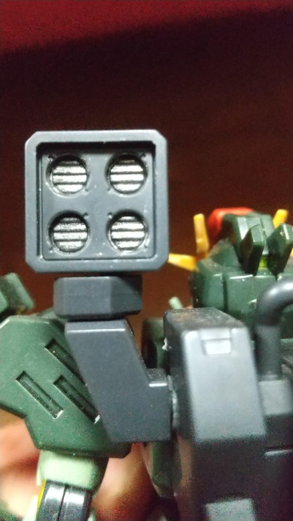 上から３枚纏めて機体の1部を銀色に塗装。