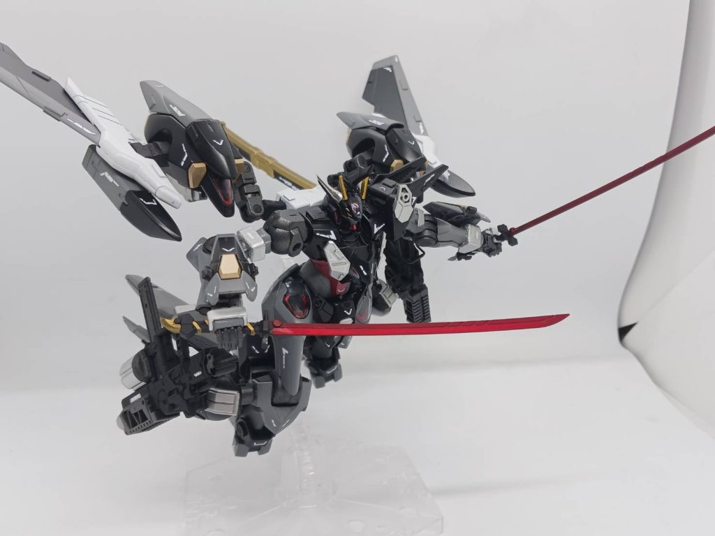 背部ユニットに搭載された2振りの刀艶消しのキャンディレッドでしあげてます(gandam-hand1)