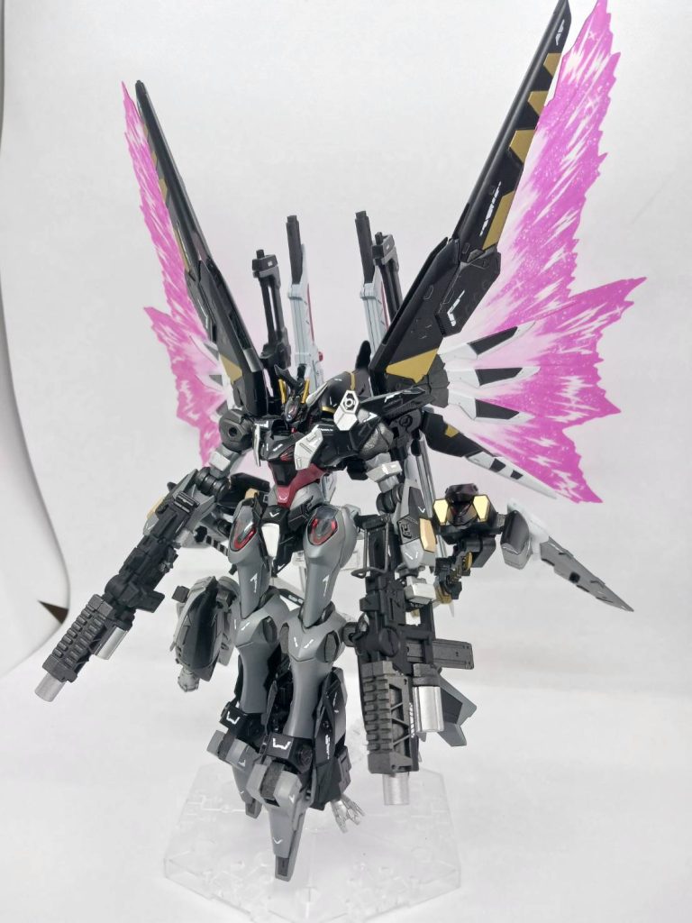 フェイトシルエット・出力解放状態パイロットにかかるGはトンデモナイのはもとより、消費するエネルギー量もトンデモナイ。一応、核動力に変更したのでなんとか…なんとか…(gundam-kao4)