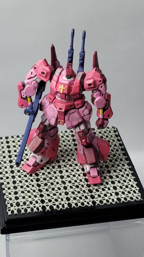 改修点トサカの穴あけ。肩アーマーのトップにスリット型ノズルを追加(ここは姿勢制御ノズルと思っとります。)