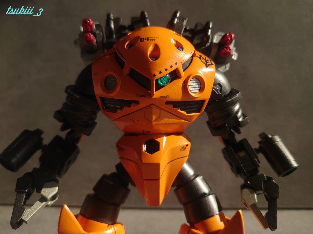 黒での引き締め効果があり、時折イケメンの風貌。