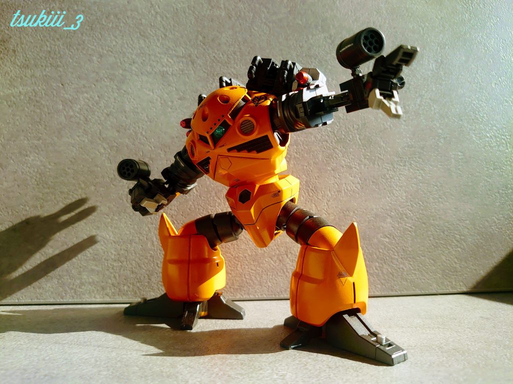 ズゴックらしいガニ股。