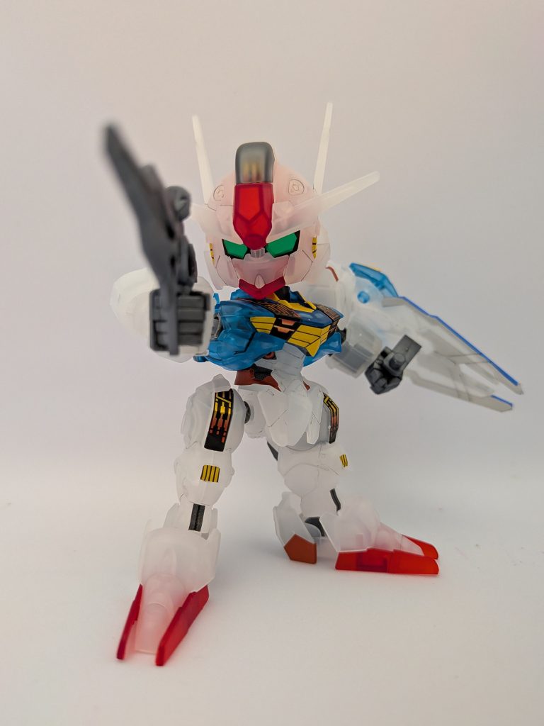 ビームライフル構え。ポージングのバリエーションが乏しいです。ビームサーベルも付いていますが色分けされてなかったので省略します。