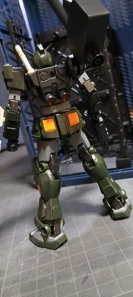 バックです。もう少し色々とディテール追加したかったんですが、合いそうなジャンクパーツがなかったもので、背面はあまりいじっていません😒