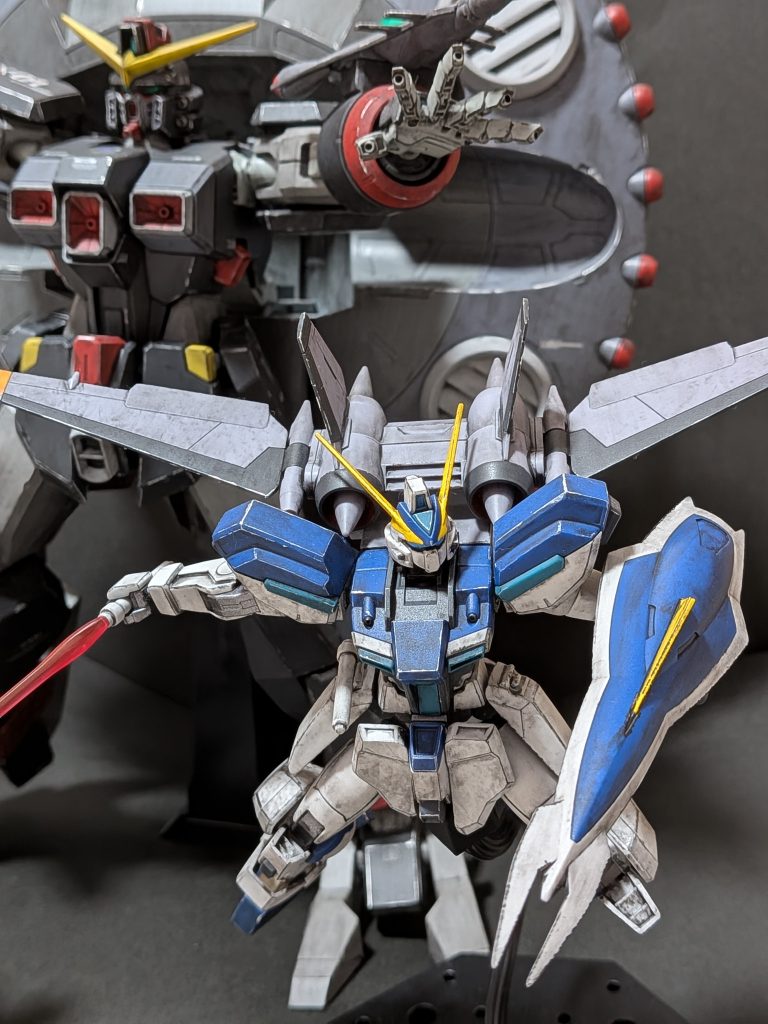 個人模型店で展示していたデストロイガンダムと一緒に。