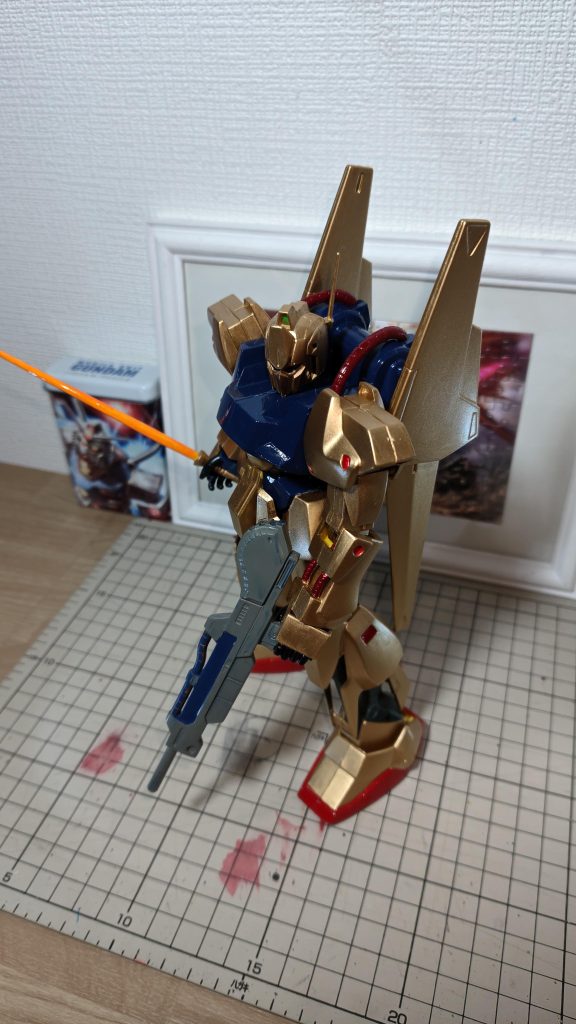 武装もシンプルで、ビームサーベル、専用ビームライフルのみ、クレイバズーカが無し。近いうちに自作してみようかと思います。