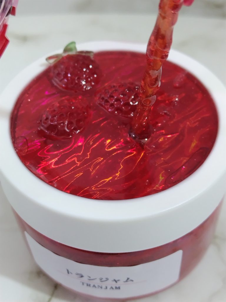 台座にもいちごを配置しており、３つのいちごの中心に磁石を近づけるとLEDのオンオフができます。。