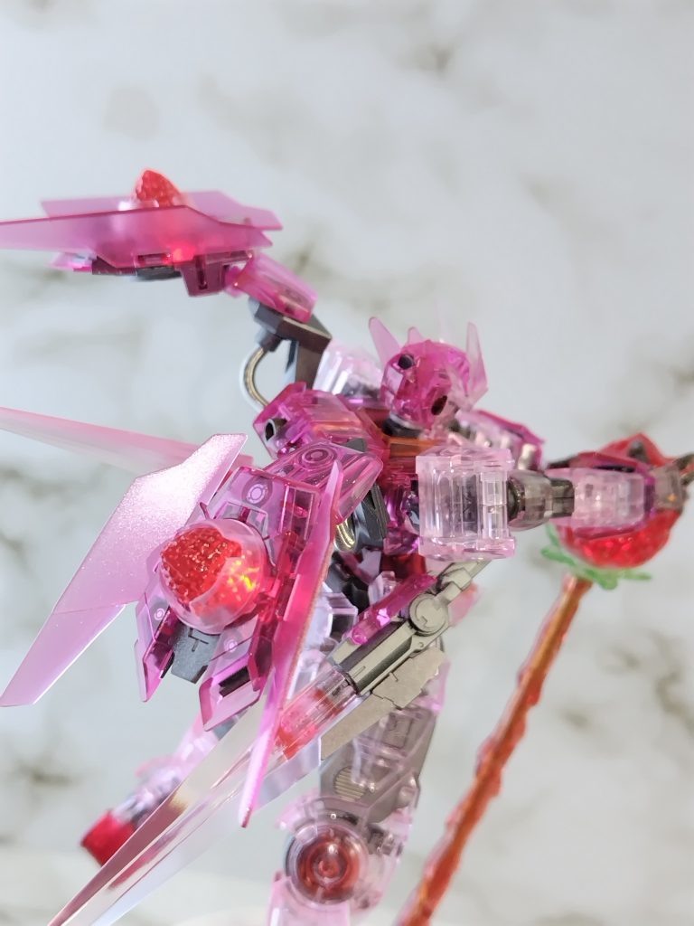 多くのパーツの裏面にはレジンを塗布したりで透明度と反射を上げていますが、ウイングは半光沢のパール仕上げ。。