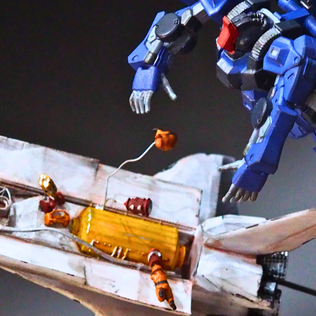 シャトルからこぼれた荷物をクルーが慌てて回収。ディアスはそれを見つけて両手を広げてカバーに駆け付ける。