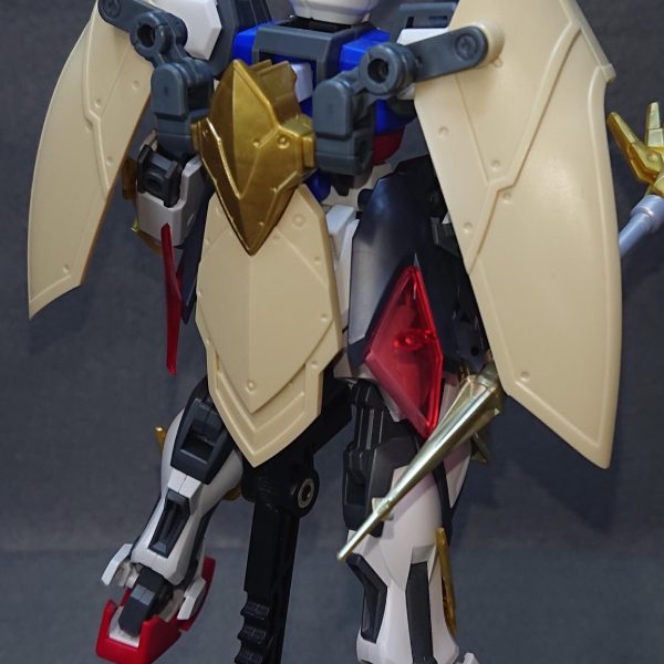 83番目のストライクの仮組ができました!今回の機体は、スピードタイプの騎士をモチーフとした近接戦型のストライクになります💡“騎士型ストライクシリーズ”の3機目になりますねw▼メイン武装は30MFのパーツを組み合わせて作ったオリジナル武装の“ランサーソード”になります💡“ショートランス”と“大剣”を組み合わせたデザインになっており、ショートランスの利点である“取り回しの良さ”と“スピーディーな連続攻撃”を得意としています✨刀身が大剣サイズになっているので“遠視力を利用した重たい一撃”を打ち込むことも可能です!サブ武装として左腕にアーマー兼ショートソードのような武装を取り付けているので、ランサーソードの間合いの内側に入り込まれても防御、攻撃共に対応できるようになっていますw▼1番の改造ポイントは、サイドスカートです💡前作のカヴァリエーレストライクを作っている時に気が付いたのですが、自分はこれまで腰回りのデザインにはあまり手を付けていなかったので本機は積極的に手を入れるように意識しましたw使用しているパーツは“MSGメカサプライ27エクスアーマーE”というもので、滑らかな曲面と少し丈の長いデザインが今回の機体コンセプトに合っている気がしたので採用してみました!接続方法が3㎜穴だったので、ストライク側のボールジョイントを削り込み穴のサイズに合うようにしていますかなりの力技ですねw▼拘りポイントは、肩回りに配置したアーマー兼マントの部分ですね💡名称はまだ思い付いていませんwこれまでの騎士型ストライクに習って本機にもマントを取り付けるべく試行錯誤を繰り返した結果、このデザインに落ち着きました!制作当初は肩に直接取り付けることを考えていたのですがパーツの形状的に難しく断念することになりました💦ですが、どうしてもこのパーツが欲しかったのでダブルオーガンダムを参考にし、バックパックからアーム接続で取り付けることにしましたwこのパーツは高機動戦闘時に展開することも考えています✨▼スピードタイプらしく軽やかなカラーリングになるように塗装を頑張りたいと思います✨では、完成投稿でまたお会いしましょうw(2枚目)