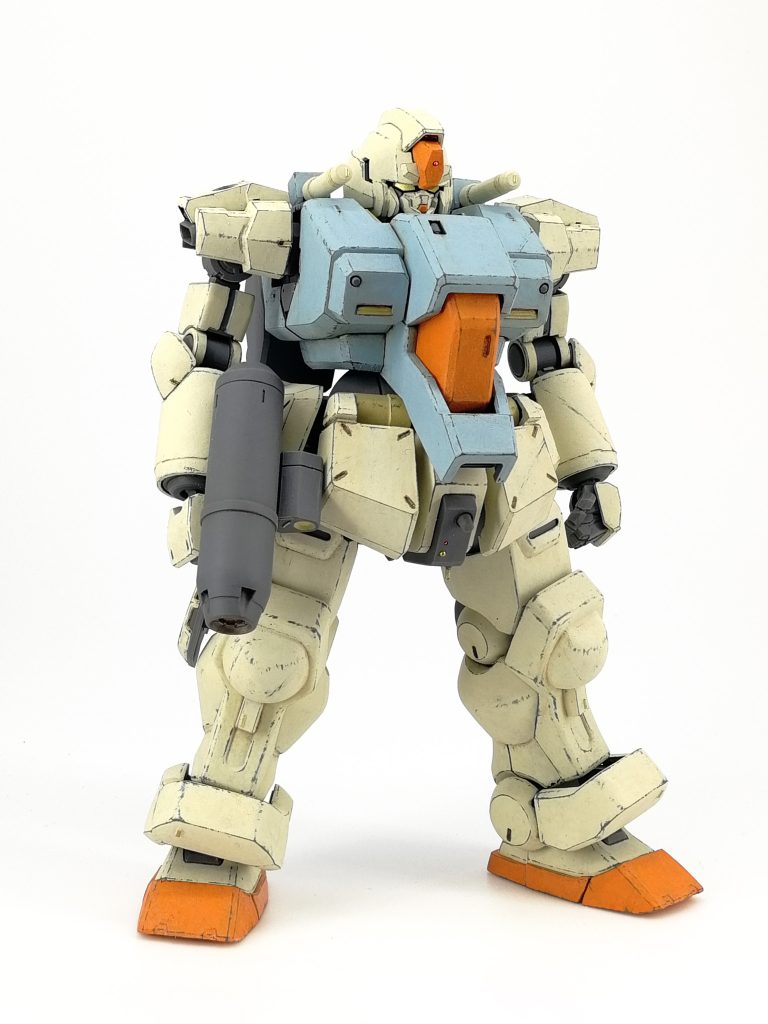 頭部はルブリス・ウルの物をベースに角周りをカット。赤いセンサー部分に穴が開いてしまうので埋めています。顔面周りは頬と顎を細かく調整して好みの顔に変更。胴体部分は5倍のエネルギーゲインを意識して同世界観内でもさらに大型というイメージでグスタフ・カールをベースに。胸部インテークは元の物の前半部をカットして内部にアトラスガンダムから採ったインテークを埋め込み。上面には78ガンダムらしさをオリジンガンダムのビームサーベルを取り付けて表現しました。胸部上面の外側はエッジを削って曲面構成に。側面はいかにもプラモ的都合な縦割り段落ちディテールだったので胸部はスジボリ追加でメカっぽく、腹部は分割を変更して側面の段落ちを消して一体化しました。背面は余分なディテールを落としてバックパックとしての機能のみに単純化。胸部上面エッジを曲面化したので継ぎ目部分にもC面を追加して別ユニットらしくしています。腹はハイモックの頭をベースに関節軸を取り付けて使用しました。股間部はグリモアの股間をベースにアレックスのチョバムアーマー、グスタフ・カールのスカート等で構成。尻のスカート付け根はジ・Ｏの肩です。必要な体格に合わせるため股関節軸付け根にメカディテールを入れて3ｍｍほど幅増ししています。腕は上から30ＭＭアルトの肩を他部位に合わせて余分なディテールを埋めたもの。上腕はルブリス・ウルの物をベースに外周のエッジを落として曲面化、関節軸に蓋を追加。下腕はガンキャノンの物をベースに接続部で長さを調整。３ｍｍ軸で繋いでいるので肘下で回転出来、ガワラ持ち可能です。手首はビルドナックルの物をベースに武器持ち手の甲を握り拳に合わせて整形して使用しました。ビームライフルは一応元デザインを意識しつつ戦艦並みのビーム→艦砲砲身ユニットの流用というイメージで制作。ホワイトベースの側面メガ粒子砲とかサラミス砲の根元あたりにグリップと照準器を付けたものというイメージでほぼ筒に。脚はグリモアの脚をベースに太腿後半部をカット、太腿後部下面をカット、膝関節側面にアトラスガンダムのスラスターを加工して姿勢制御用スラスターをイメージ。全体的に丸いので脛前部に四角いユニットを取り付けて78ガンダムの脚に似せつつエッジと曲面のバランスを整えました。アンクルガードはグリモアの物を芯にGP-01のアンクルガード後部をベースにしたゴツいアンクルガードを作成。足首は巨大化させたくなかったので足元のボリュームをここで持たせました。足首はオリジンガンダムのもの。サーベルとここだけファーストガンダムからの採用になりました。他各部掘り込んだりプラチップを追加したりしてディテールを整えています。 