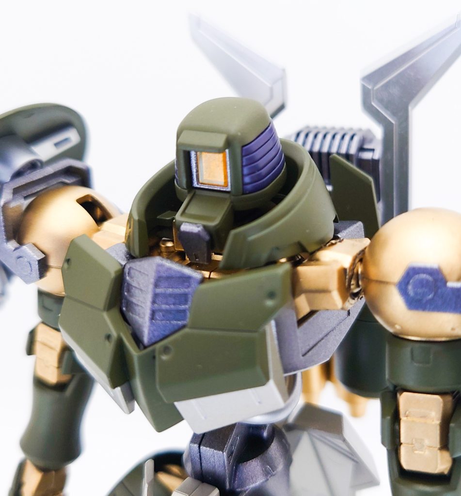 全体のカラーリングも一般的なリーオーの緑より濃くしたかったので、全塗装してあります。