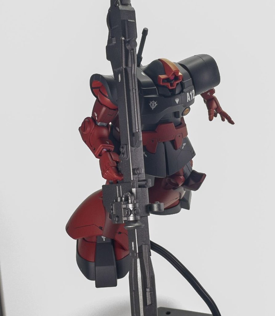 モノアイはピンを短くカットしてHアイズを貼り付けました。先人の作例を参考にしただけですね笑