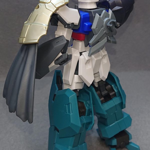 82番目のストライクの仮組ができました!今回の機体は、パワータイプの騎士をモチーフとした近接戦型のストライクになります💡前回から引き続きの“騎士型ストライクシリーズ”2機目になりますねw▼武装は“大剣”1本になります💡この大剣は“30MFアイテムショップ2(ファイターオプション)”に収録されているソードをベースに“30MFクラスアップアーマー(リーベンパラディン)”に収録されている武装強化パーツを組み合わせて作っています!今回の機体はパワータイプなので、左肩のショルダーシールドと左腕のシールドで敵の攻撃を防ぎながら前進し、1撃で敵を薙ぎ払う戦い方を考えています!力こそパワーって感じですねw▼1番の改造ポイントは、右肩の追加アーマーです💡このショルダーアーマーは“30MFクラスアップアーマー(ローザンウォーリア)”に収録されているモノになります接続方法としては、ストライクの肩アーマーがあると30MFのアーマーで挟み込めなかったので肩アーマーを撤去してから30MFのアーマーを被せました!被せただけでは固定出来ないのですが、追加アーマーの背面部には丁度良く3mmのジョイント穴があるので、そこの穴と合うようにストライクの肩フレームにも3mmの穴を開けてジョイントパーツで繋げています✨穴は最後にディテールアップパーツで塞ぐ予定です▼拘りポイントは、敢えて腰回りには追加アーマーを配置せず腰の細さを強調することで腕周りと脚部のマッシブさを強調しているところです✨前作の“シュヴァリエストライク”は腰回りのアーマーが強調されていたこともあり、それとの対比も狙っていたりしていますねw少しでも差別化と個性が出せていれば嬉しいです!▼新しい試みとしては、脚部がCジョイント接続であることを活かして水星キット系の脚部ミキシングに挑戦してみました💡今まで水星キットとのミキシングは苦手としていたのですが、少しずつ出来ることが増えてきて嬉しい限りですwただ、力強さを求めて“ルブリス・ウル”の脚部を組み合わせたまではイメージ通りだったのですが、脚が閉じれなくなったのは予想外でしたw💦▼パワー系らしく重厚感のあるカラーリングになるよう塗装を頑張りたいと思います✨では、完成投稿でまたお会いしましょうw(2枚目)