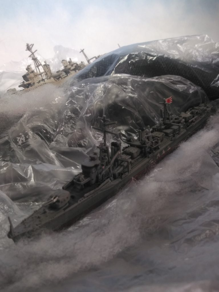 では、早速！👆上ページ Shotの｢アビス ガンダム 3rd Lot ｣との対決は『この🌊荒れ狂う波間🌊』を再現しようと試みました🙄アクマデ　　🌊荒れ狂う波間🌊　　　　　　　　　　　　　　をです😤｢雪風｣ と｢時雨｣は無視して下さい😌https://gumpla.jp/hg/1990365