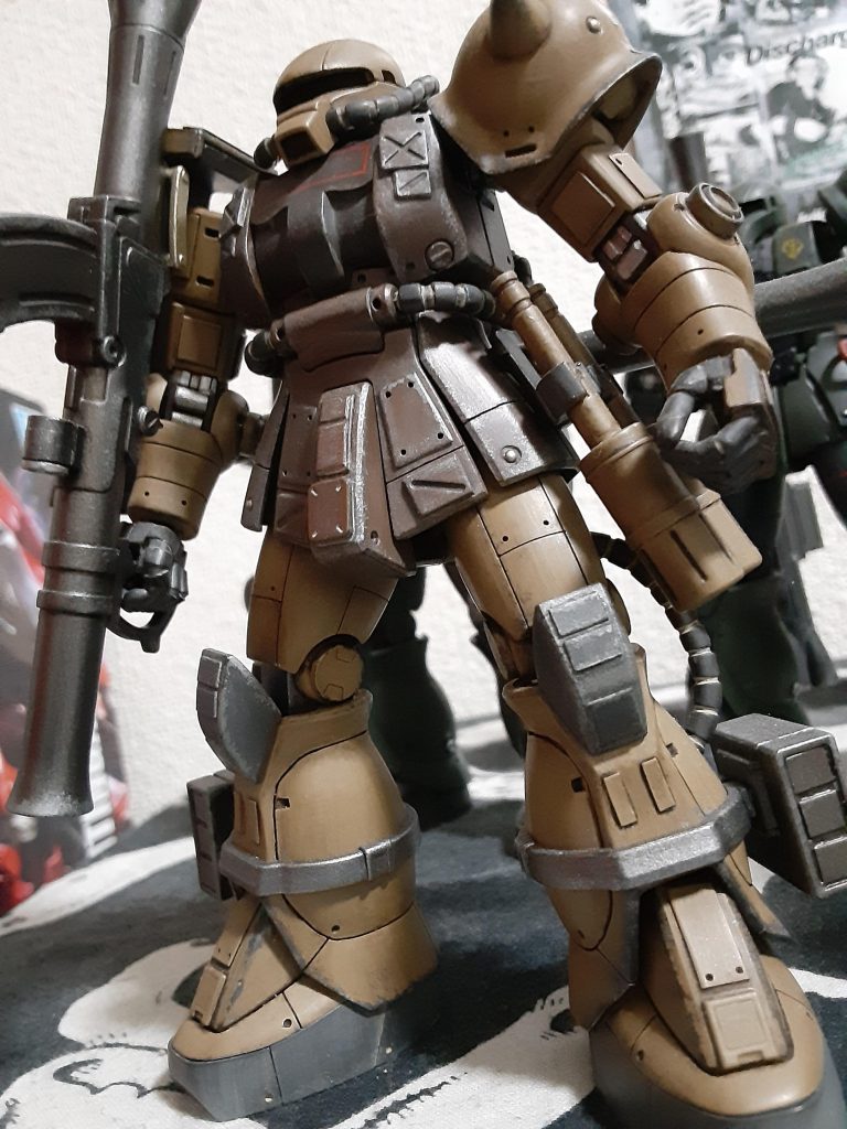 この2機のザクはリバイブ前のHGで、ちょうどコロナ渦の際に制作したヤツです。自分設定でアコース機&コズン機として作ってます!。30数年ぶりに模型作り復帰後3、4機目になります。その頃久しぶり本格的に模型屋に行き、加工用ツールの進化やディテールアップ用パーツの豊富さにマジ驚きましたわ~!💦。ほとんど浦島太郎の気分でした…(苦笑)