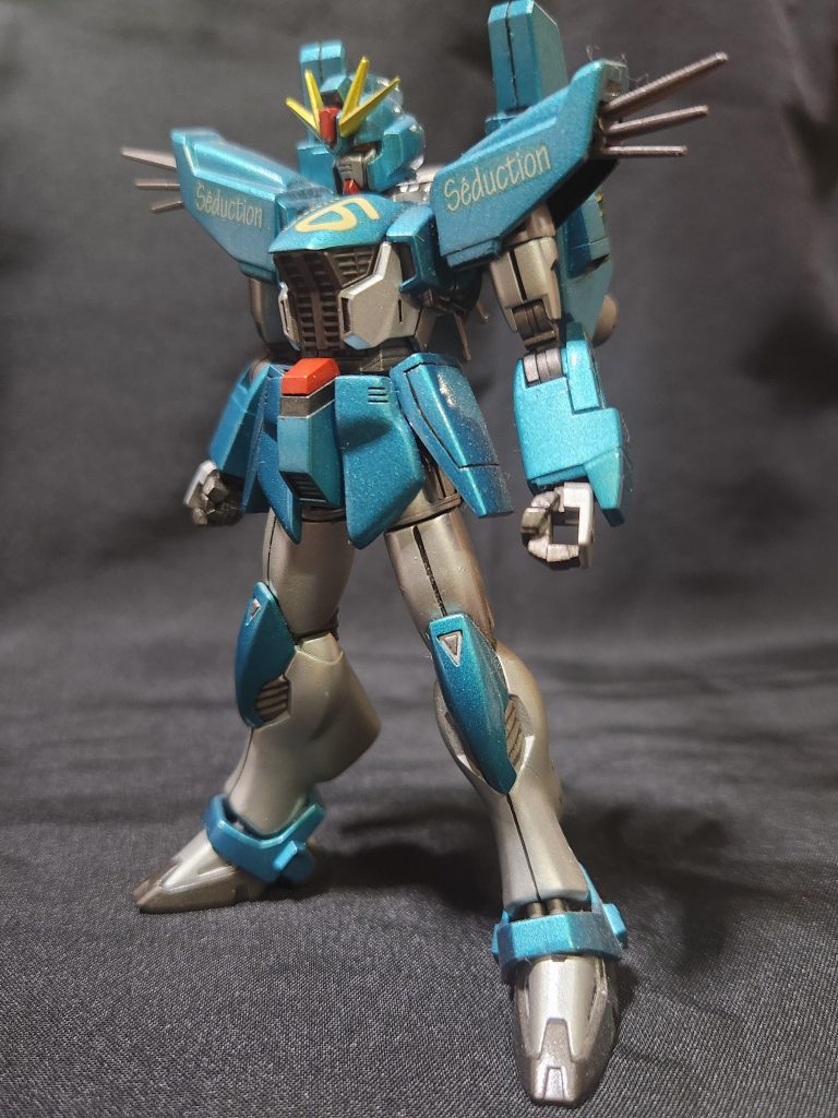 左斜めから。塗装はクレオスのラッカー『シルバー』に、『青竹色』の2トーン。水性トップコートでツヤを出してます。