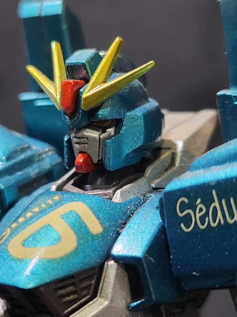 顔のアップです。ブレードアンテナはシルバーにクリアイエロー、目はシルバーにクリアオレンジです。