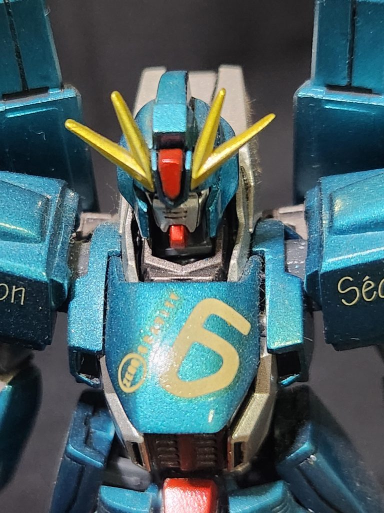 胸の２門あるバルカンも削ってパテでスムージング。