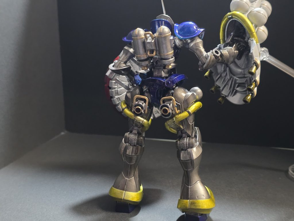 YMS-15には肩アーマーはないが、ここを腕と同色にしてしまうのはなんか違う気がして胸部と同色にしたのは正解。太腿部分のパイプと脚部のスカート？もゴールドでメリハリを。バックパックとお尻のスラスターにもゴールドでアクセントを施してみた。