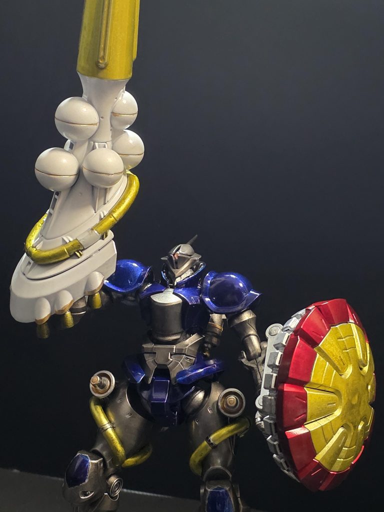 最近店頭でGQギャンが売っていたので、じゃぁこれをYMS-15風にしてみよう、と。配色はYMS-15に倣ってボディの胸部と腰部、膝と足を青系、手脚、腹部は明るい青系、の予定が、シルバーにクリアスモークを吹いたガンメタっぽい仕上がりが気に入ってしまってそのまま採用。青系部分ももう少し赤を混ぜてバイオレットっぽくする予定が、キャンディブルーが思った以上にとてもいい感じになったのでこれも採用。ギャンシールドはYMS-15通りの外側をキャンディレッドで中心部分をゴールドに。YMS-15ならハクジはナシだけど、これがGQギャンのメイン装備でもあるから、これをビームサーベルに見立ててることにして、先端部分をゴールドに。持ち手部分はハクジ＝白磁と解釈してパールホワイトにゴールドのアクセントを。