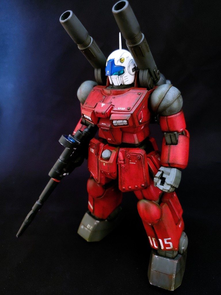 イメージはスレッガー機。105。胸部やコクピット、フロントスカートはエポキシ樹脂で新たに作り、装甲板をボルト止め。昔現地改修型などでよく見た改造です。