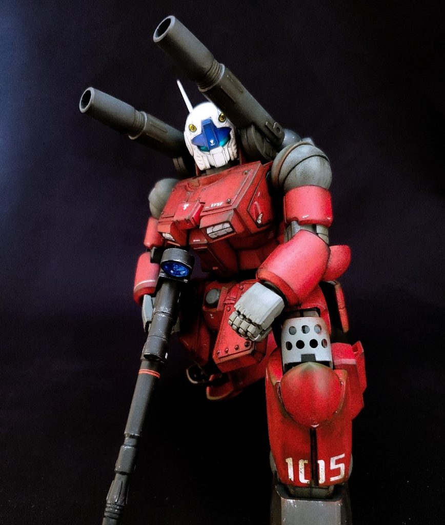 ハンドパーツや下半身の股関節、スカート部分はHGクスィーガンダムを移植しましたので可動範囲が拡大し、しゃがみポーズができます。宇宙を飛びまわるスタイリッシュでカッコいいガンダムも好きなのですが、私は宇宙で活躍できそうにない泥くさい地上戦用の機体の方が好きです。