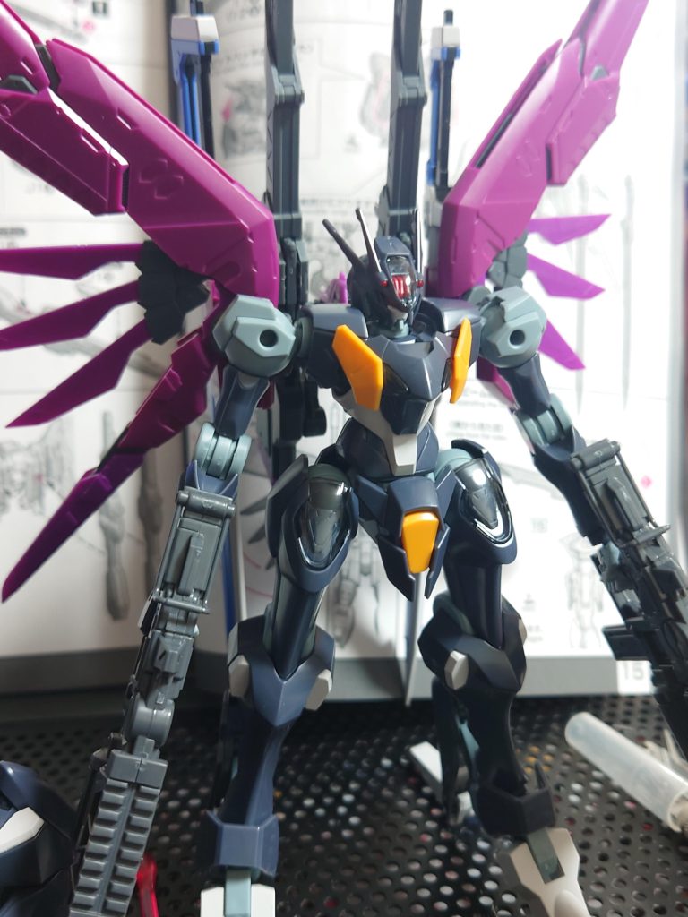 ファラクトにブキヤのSMGを持たせたらなんかおもろいのできるんじゃないの〜？という動機の元、改造に着手。さて…ディスティニーシルエットをどうやって装着したものか…