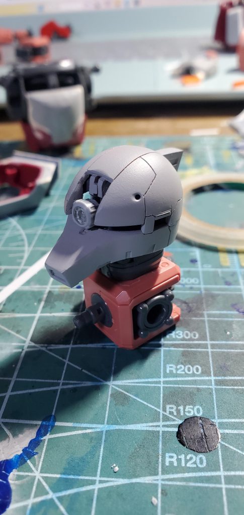 パテ、プラ板工作も苦労しました。ひさし部分をプラ板で狭め、ほほ、口部分をパテ埋めして整形