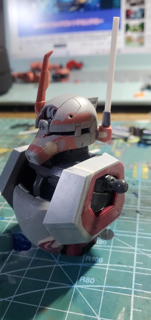 この頬の部分、とても苦労しました。内部フレームと合わせると割れてしまうということが誇張抜きで10回くらいはあり、その度に修正しました。