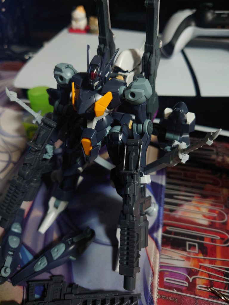 パーツ取りして余っていたRG Hi-νからバックパックを拝借 パテ、プラ棒、プラ版を使ってファラクト本体とビーム砲の装着に成功。