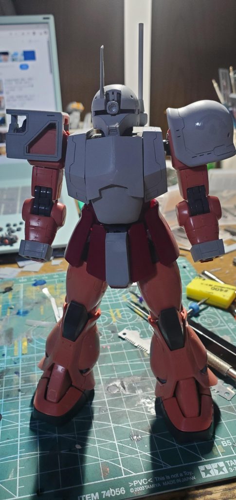 右肩のザクスナイパー特有のパッドは写真のように作ったあとでかすぎると感じ作り直し。