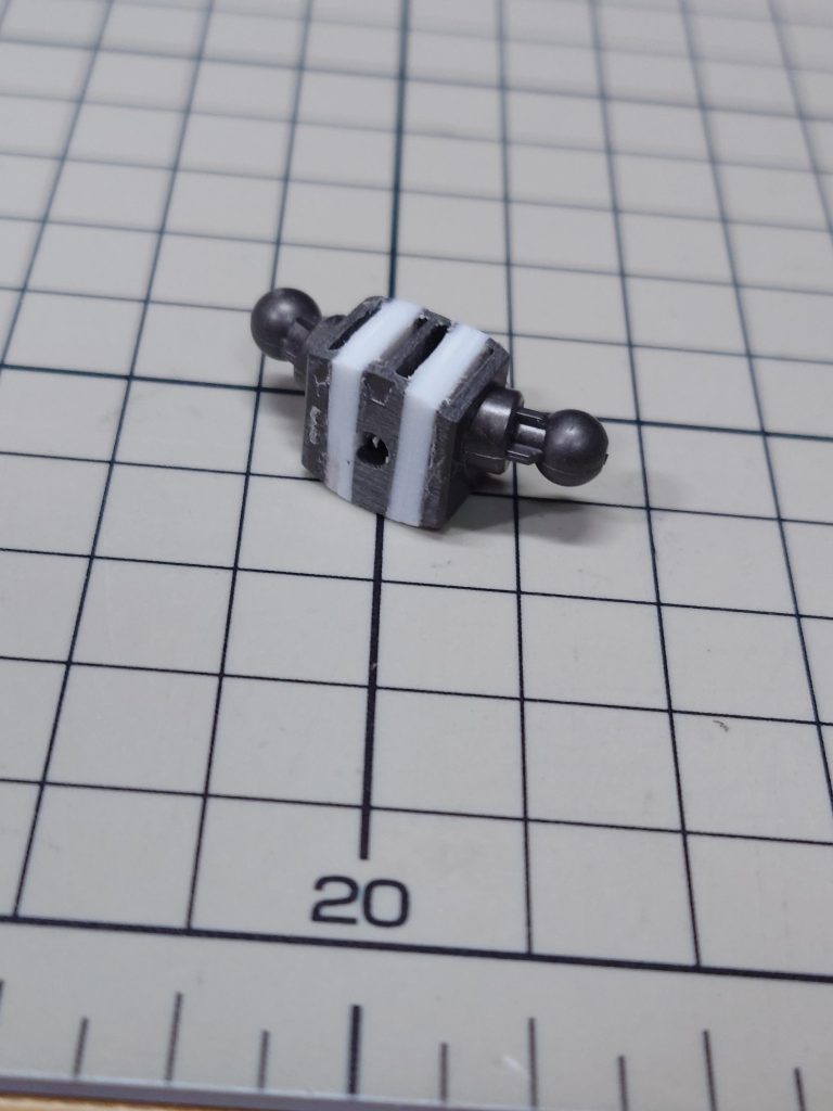 股関節周りも窮屈に感じたので幅増し。画像を撮りわすれましたが、腕部もプラパイプにて延長しました。