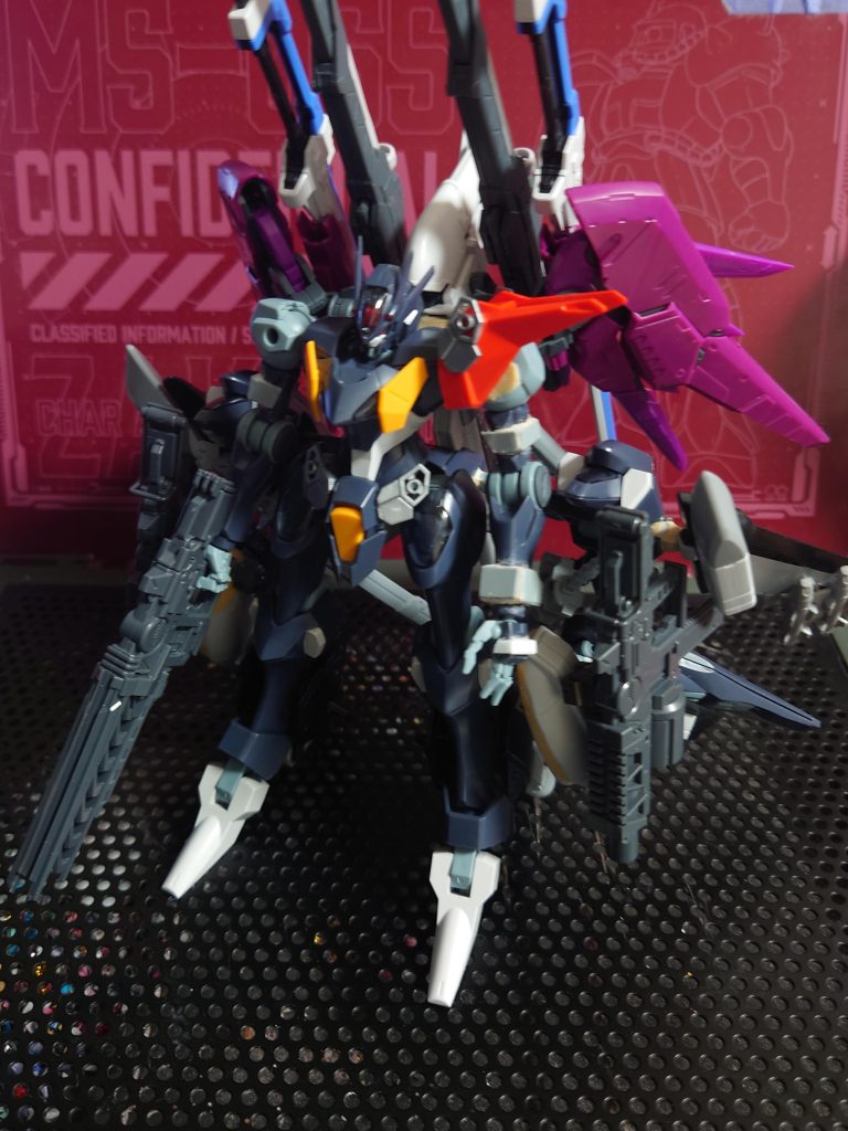 手の甲、腕部にプラ版とパテで加工した追加装甲を装着。左肩にはバウの肩を移植。ストライドライフルも追加(後に取りやめ)90%ほど完成状態。