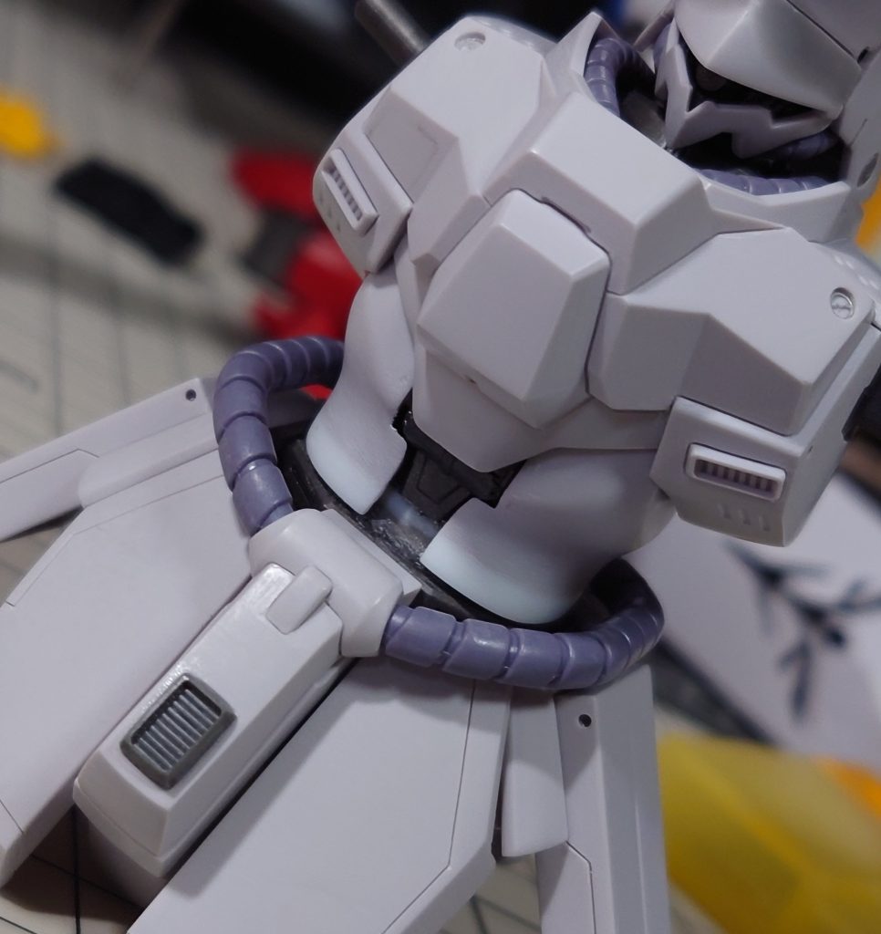 脚をサザビーに交換して胸部まわりが窮屈に感じたので延長。