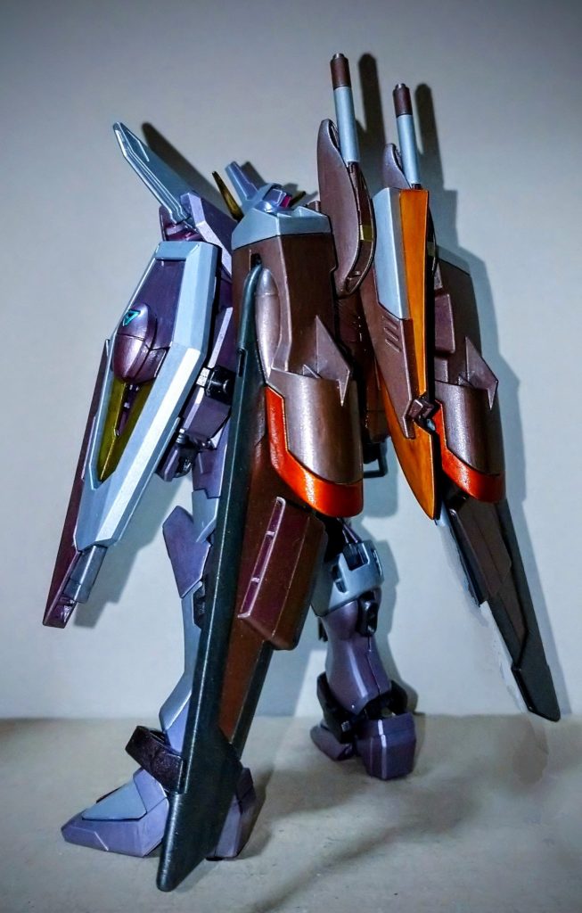 残念ながらこのキットも目当てのモノが無かったので仕方なく購入した枠になります。(我ながらヒドイ言い様)正直なトコロ何で全塗装までしたのか自分でも分からないくらいに興味が無い機体です。(本当にヒドイね。ｲﾝｼﾞｬ好きな方にはご免なさい。)塗装も面積の多い薄紫の箇所は下地の成形色の透けも利用して仕上げてどんな感じになるのか実験的に薄くドライブラシの様な感じで擦り付けて色を乗せるやり方を選択しましたが思っていたより全然手間も時間も掛かったので途中から雑にペタペタと塗っていた様な気がするので残念な仕上がりになってしまいました。制作中も全くテンションが上がらずで良く完成したなと思います。あまりにもマイナスな事ばかり言ってしまいましたがキットは間違い無く傑作の部類でカッコ良い良キットです。  